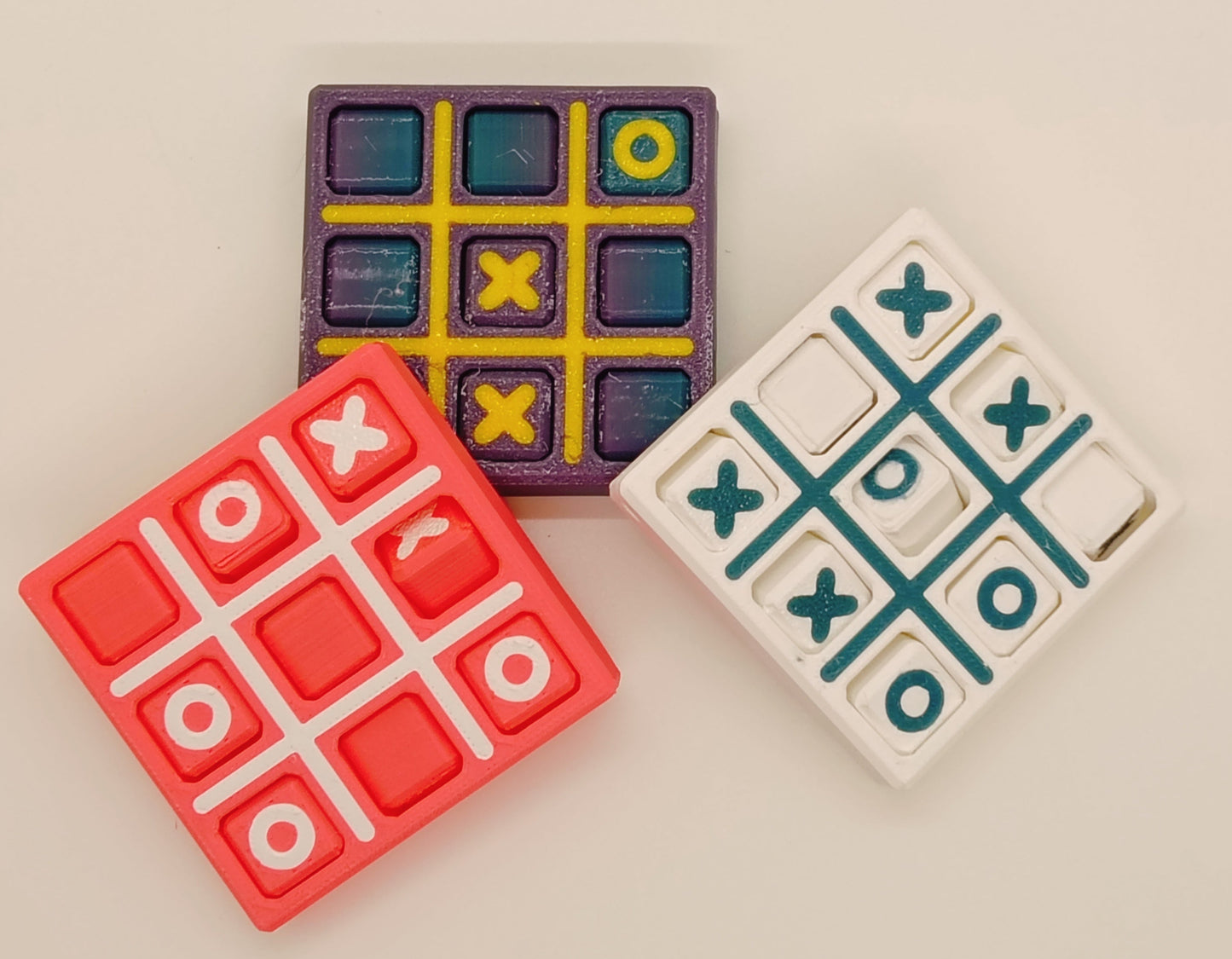 Tres en Raya de Bolsillo – Compacto, Divertido y Siempre Listo